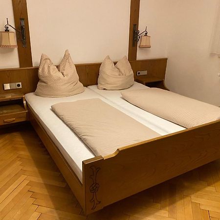 Restaurant Pizzeria & Fremdenzimmer Laquila Zum Adler 萨拉齐 外观 照片