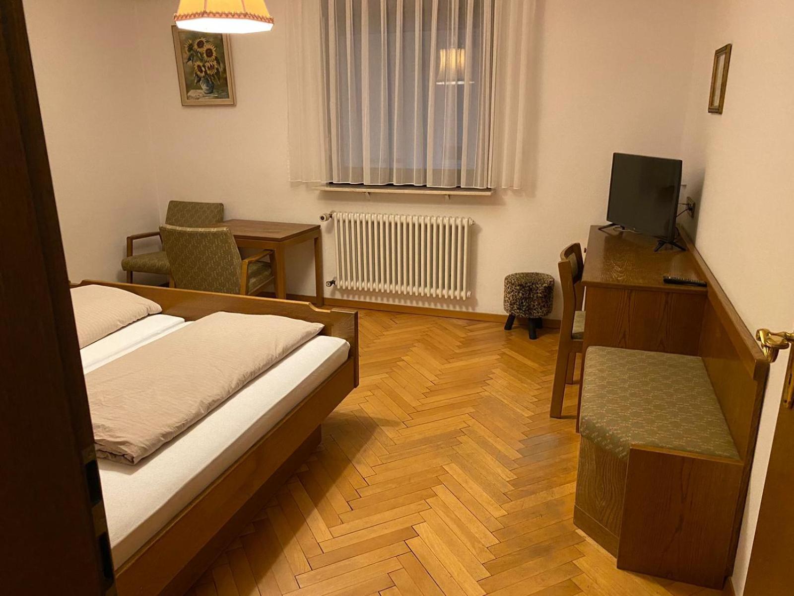 Restaurant Pizzeria & Fremdenzimmer Laquila Zum Adler 萨拉齐 外观 照片