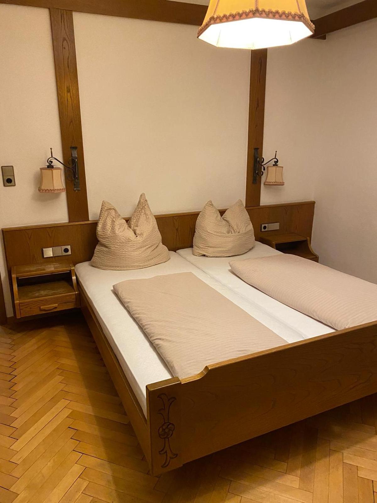 Restaurant Pizzeria & Fremdenzimmer Laquila Zum Adler 萨拉齐 外观 照片