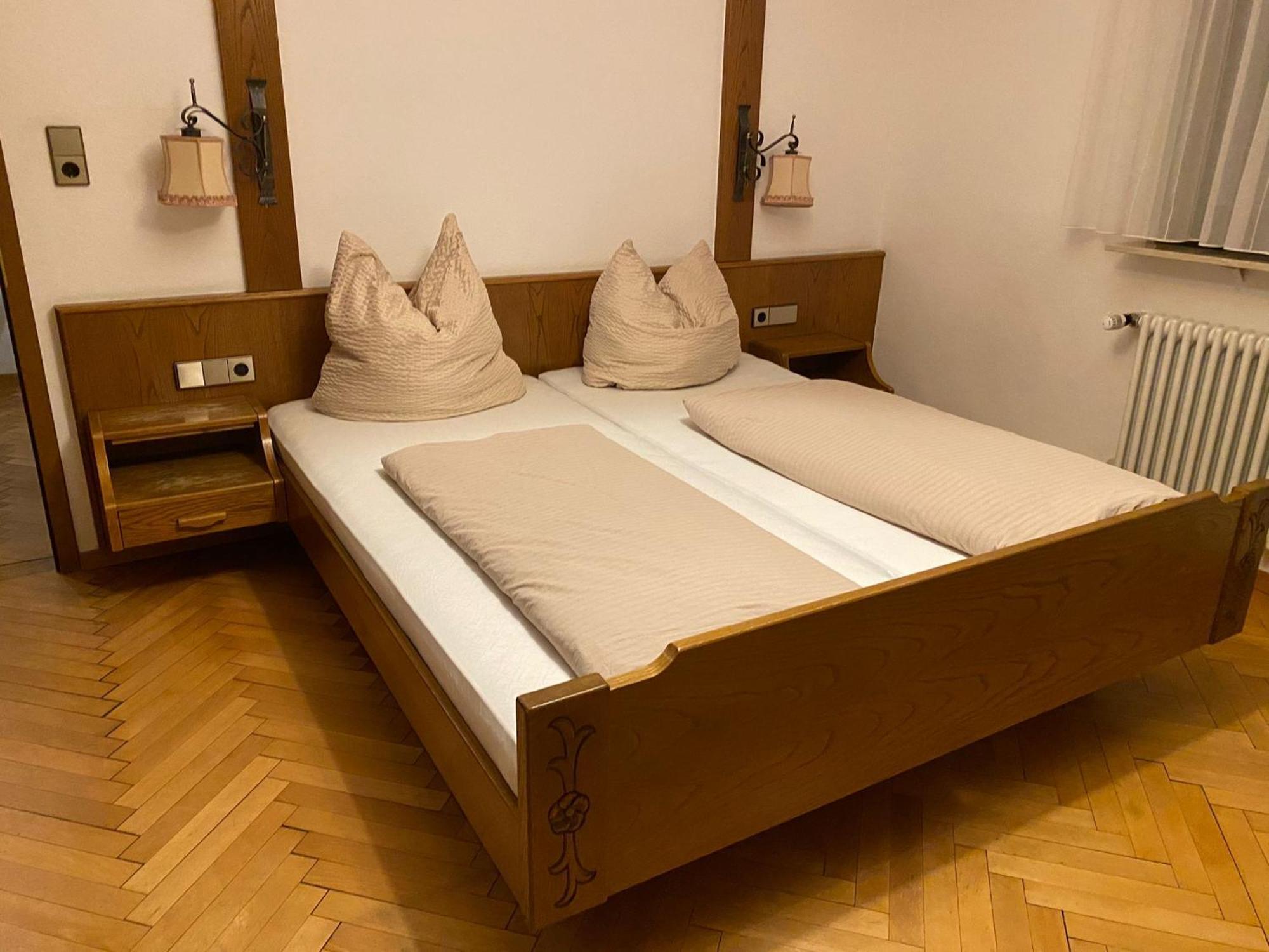 Restaurant Pizzeria & Fremdenzimmer Laquila Zum Adler 萨拉齐 外观 照片
